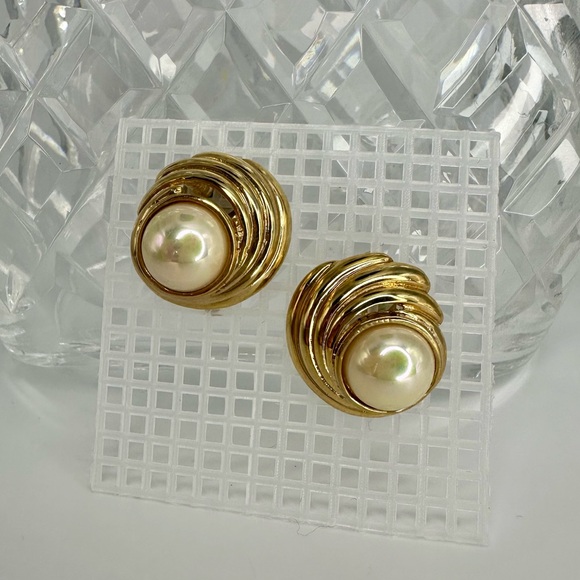 Vintage Chunky Pearl Gold-Tone Conch-Style Round Statement Costume Clip Earrings - Picture 1 of 8